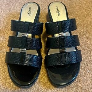 Womens Size 6 Black Slip-On Sandals Low Heel Black Never Worn